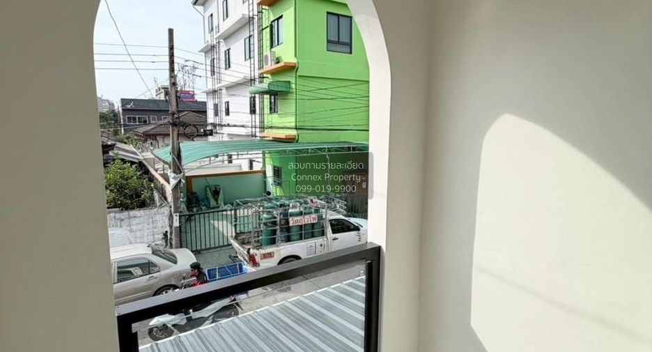 For sale 2 ベッドルーム townhouse in Lat Phrao, Bangkok