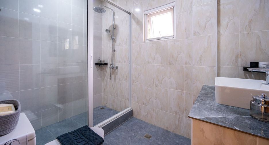 For sale 4 bedrooms house in East Pattaya, Pattaya