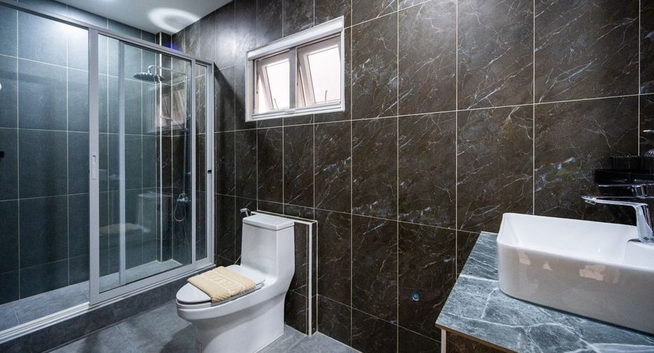 For sale 4 bedrooms house in East Pattaya, Pattaya