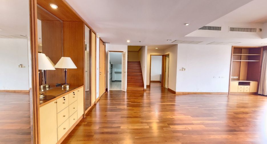 À louer 3 chambres condo à Yan Nawa, Bangkok