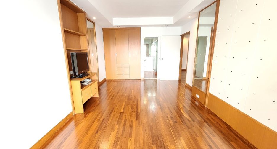 À louer 3 chambres condo à Yan Nawa, Bangkok