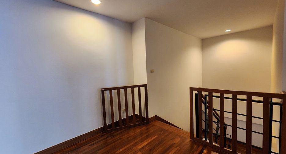 À louer 3 chambres condo à Yan Nawa, Bangkok