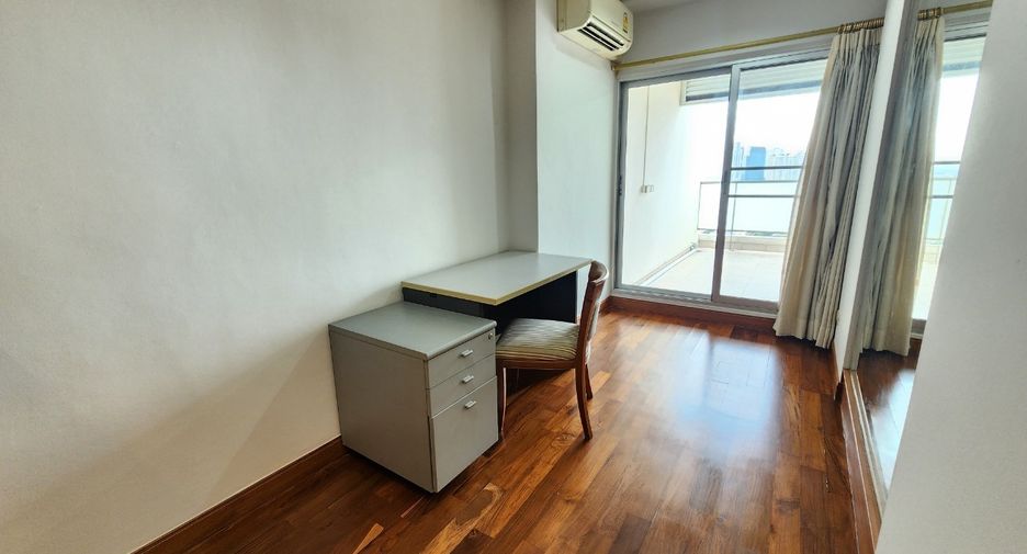 À louer 3 chambres condo à Yan Nawa, Bangkok