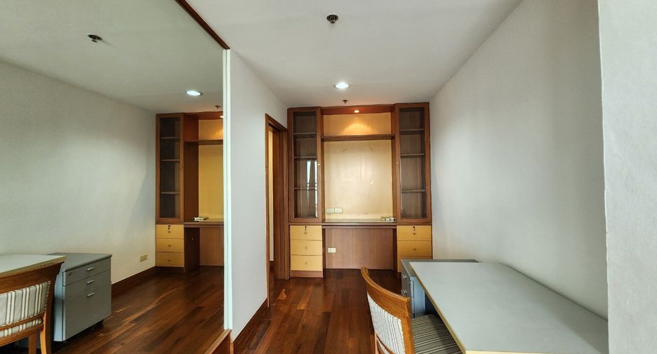 À louer 3 chambres condo à Yan Nawa, Bangkok