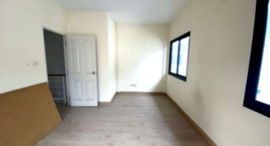 For sale 3 ベッドルーム townhouse in Si Racha, Chonburi