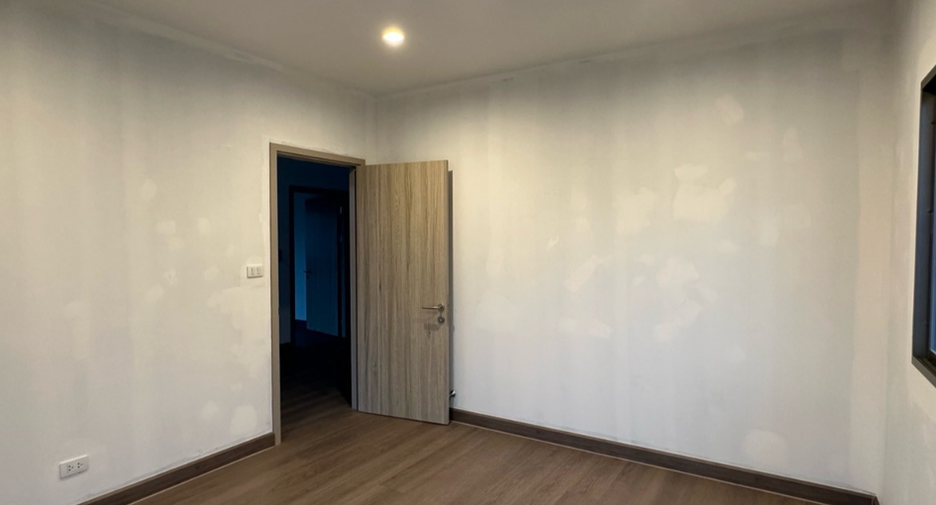For sale 4 bedrooms house in Saphan Sung, Bangkok
