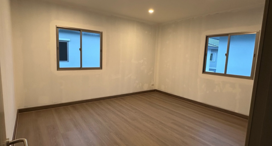 For sale 4 bedrooms house in Saphan Sung, Bangkok