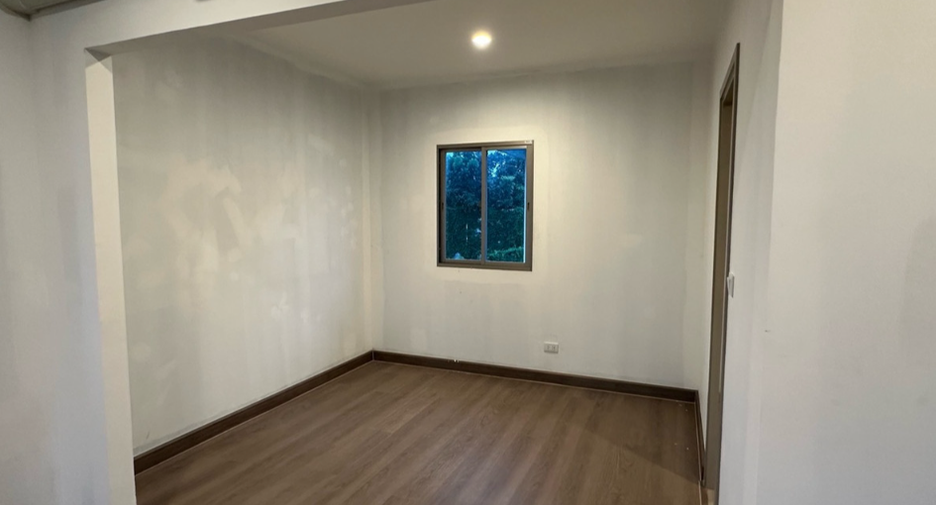 For sale 4 bedrooms house in Saphan Sung, Bangkok