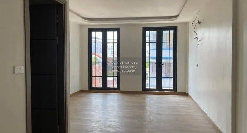 For sale 3 bedrooms retail Space in Din Daeng, Bangkok