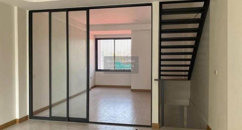 For sale 3 bedrooms retail Space in Din Daeng, Bangkok