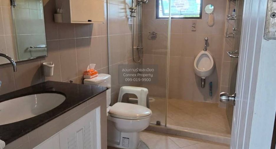 For rent 4 bedrooms retail Space in Huai Khwang, Bangkok