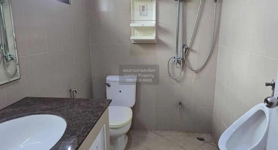 For rent 4 bedrooms retail Space in Huai Khwang, Bangkok