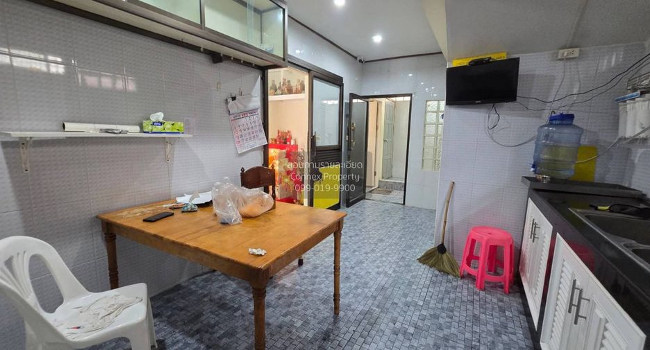 For rent 4 bedrooms retail Space in Huai Khwang, Bangkok