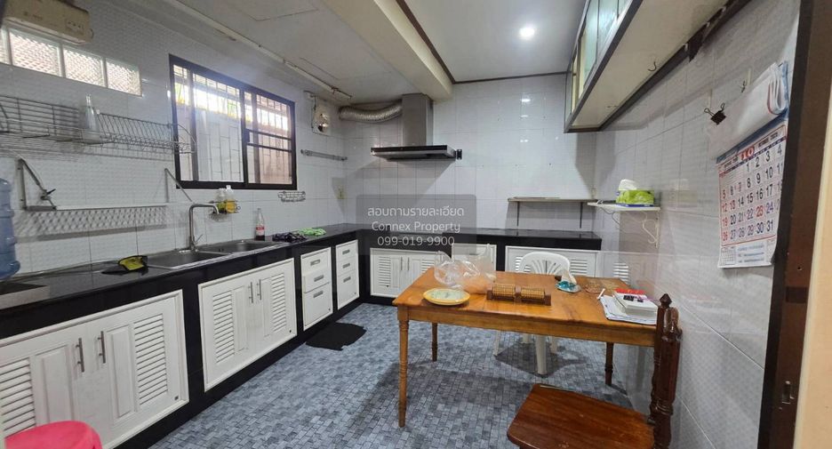 For rent 4 bedrooms retail Space in Huai Khwang, Bangkok