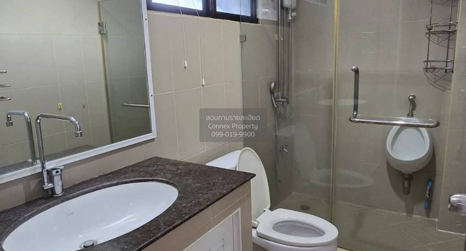 For rent 4 bedrooms retail Space in Huai Khwang, Bangkok