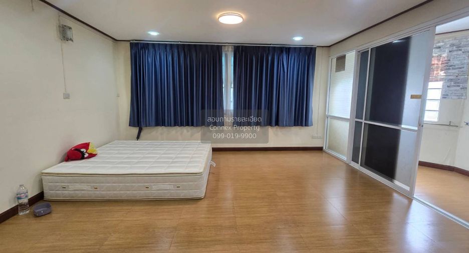 For rent 4 bedrooms retail Space in Huai Khwang, Bangkok