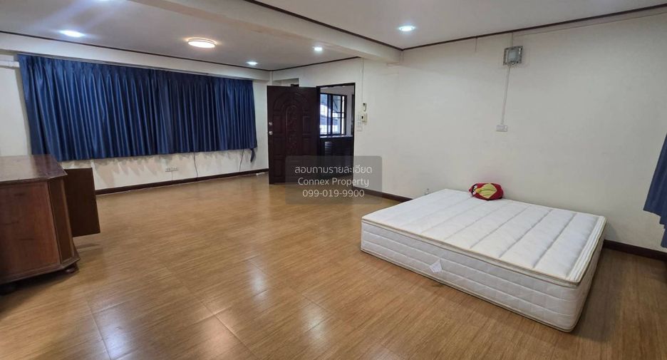 For rent 4 bedrooms retail Space in Huai Khwang, Bangkok