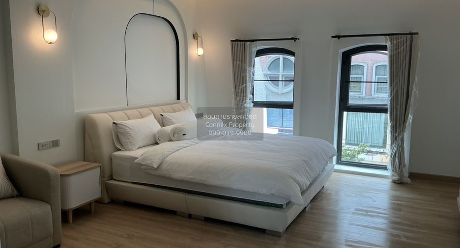 For rent 4 bedrooms townhouse in Watthana, Bangkok
