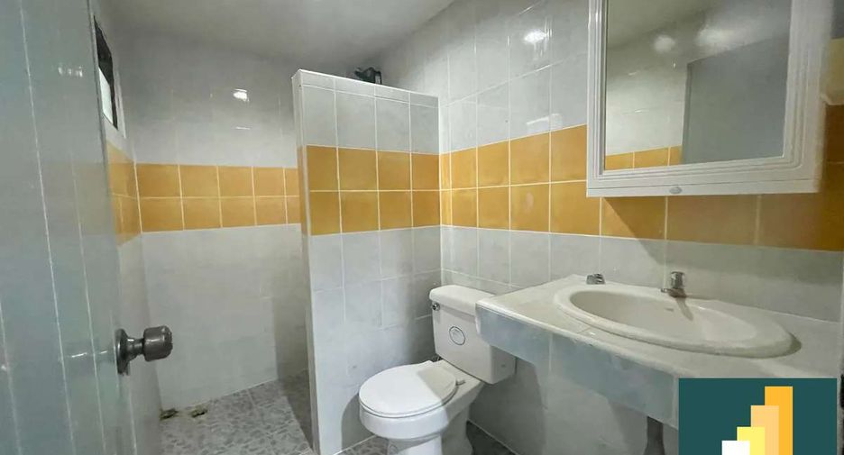 À louer 2 chambres maison de ville à Bang Lamung, Chonburi