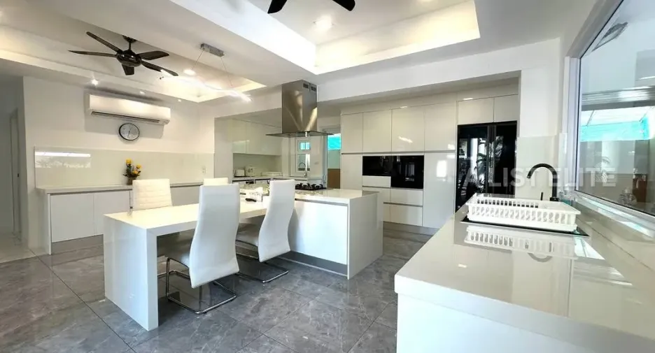 For sale 4 bedrooms house in Bang Lamung, Chonburi