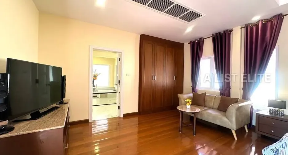 For sale 4 bedrooms house in Bang Lamung, Chonburi