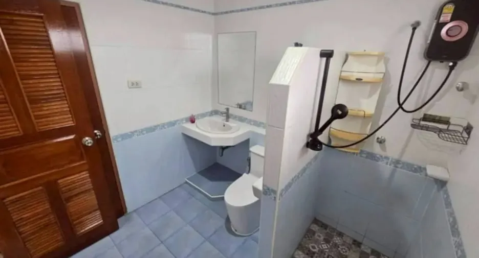 For rent and for sale 4 bedrooms house in Bang Lamung, Chonburi