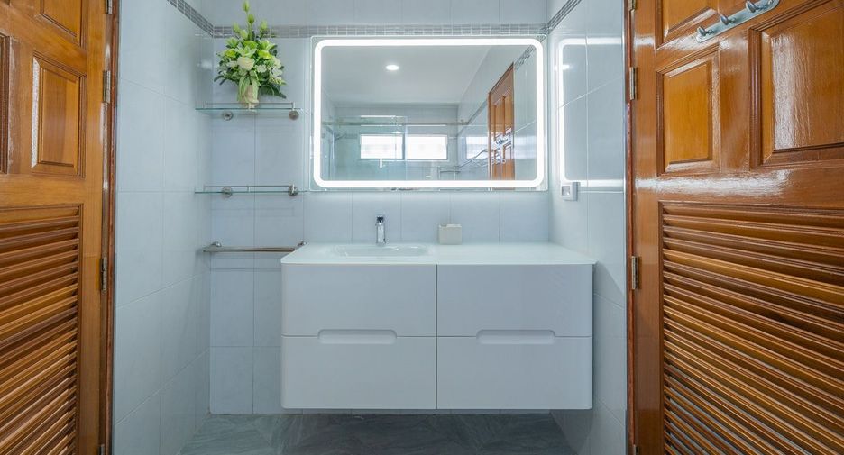 Casa en alquiler de 4 habitaciones en Bang Lamung, Chonburi