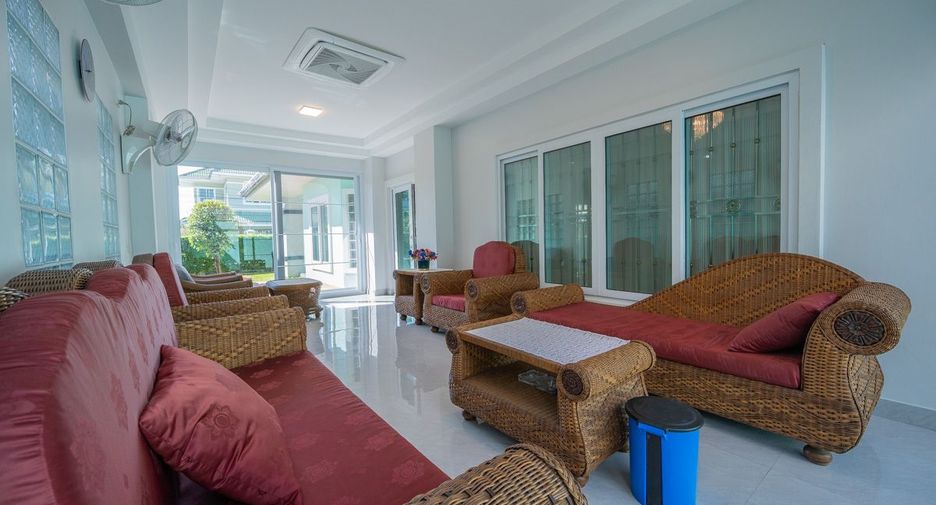 Casa en alquiler de 4 habitaciones en Bang Lamung, Chonburi