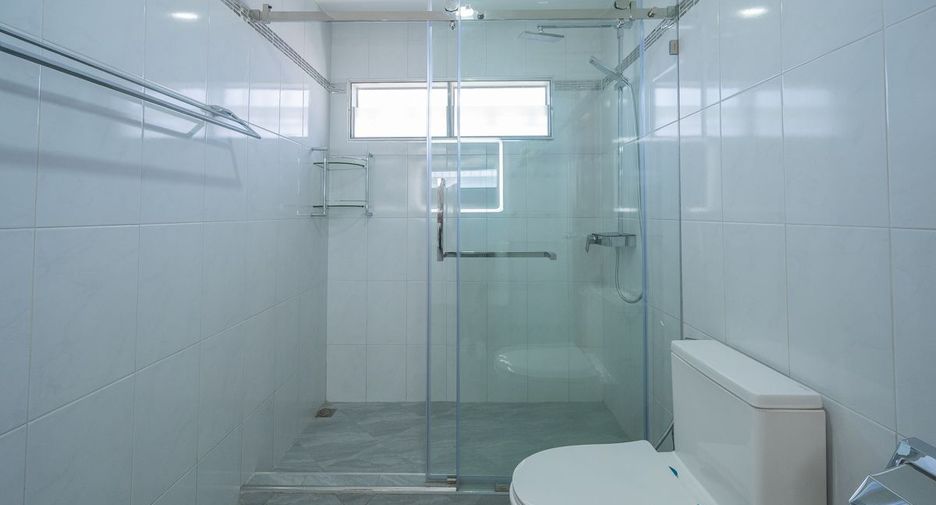 Casa en alquiler de 4 habitaciones en Bang Lamung, Chonburi
