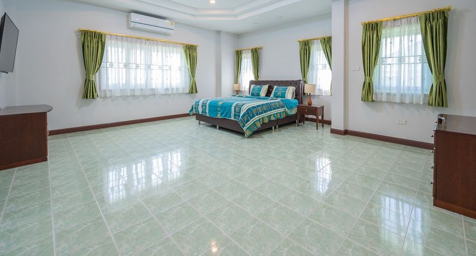 Casa en alquiler de 4 habitaciones en Bang Lamung, Chonburi