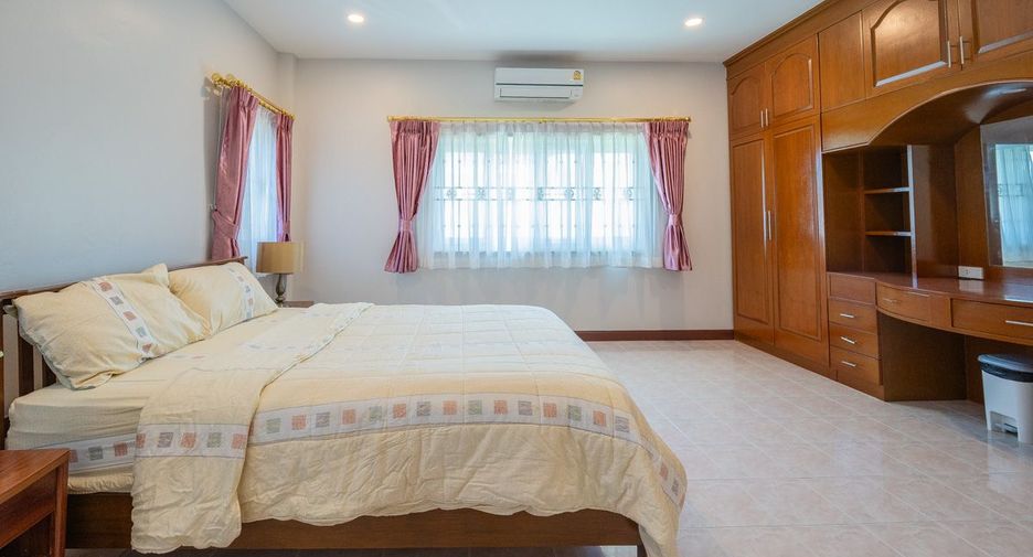 Casa en alquiler de 4 habitaciones en Bang Lamung, Chonburi