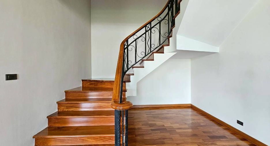 For rent 3 bedrooms condo in Khlong Toei, Bangkok