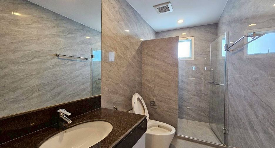For rent 3 bedrooms condo in Khlong Toei, Bangkok