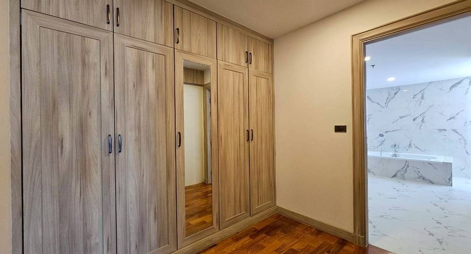 For rent 3 bedrooms condo in Khlong Toei, Bangkok