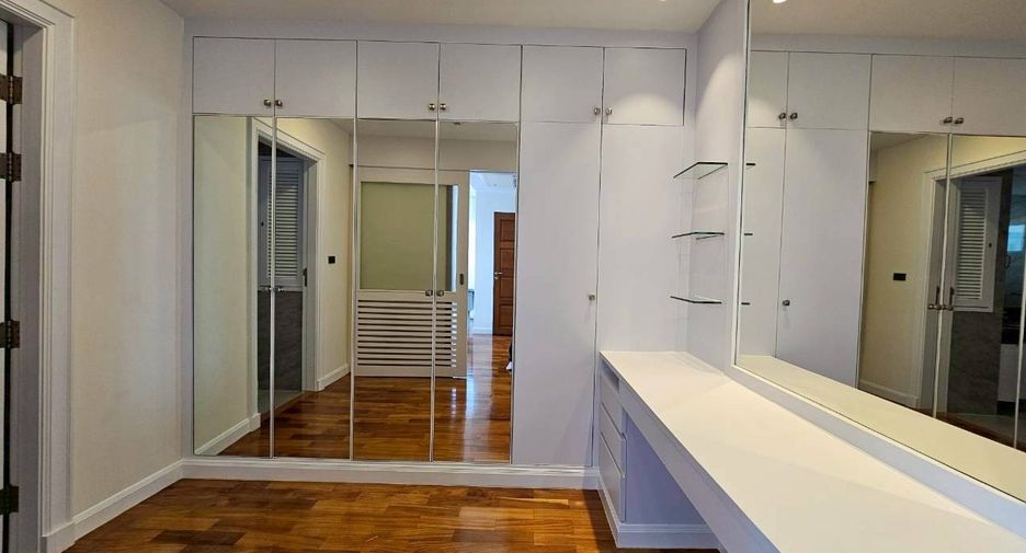 For rent 3 bedrooms condo in Khlong Toei, Bangkok