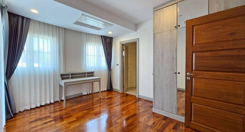 For rent 3 bedrooms condo in Khlong Toei, Bangkok
