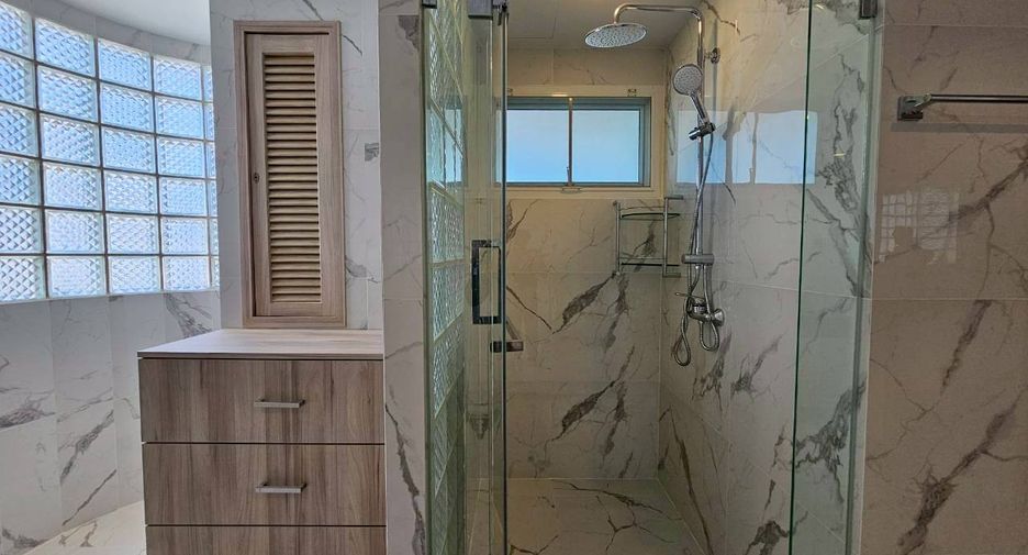 For rent 3 bedrooms condo in Khlong Toei, Bangkok