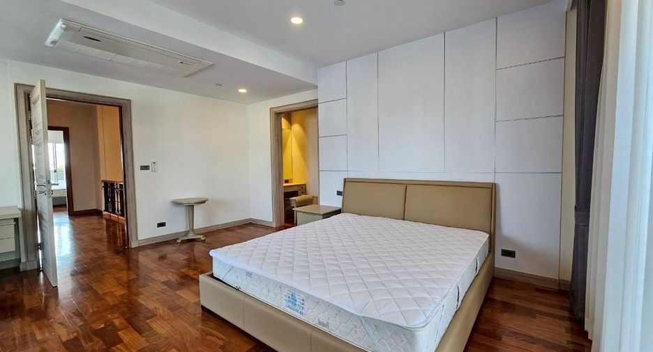 For rent 3 bedrooms condo in Khlong Toei, Bangkok