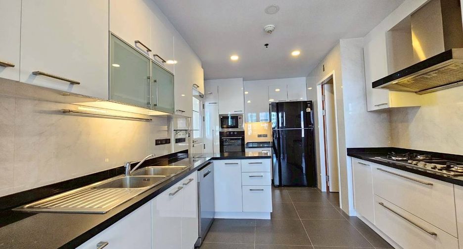 For rent 3 bedrooms condo in Khlong Toei, Bangkok