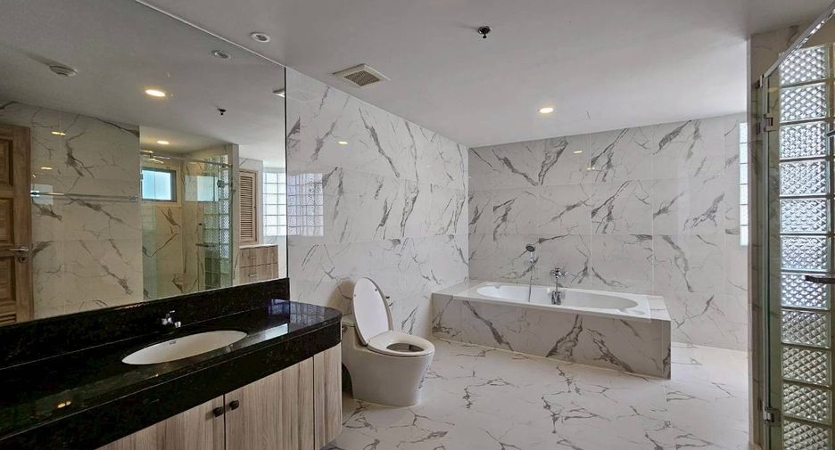 For rent 3 bedrooms condo in Khlong Toei, Bangkok