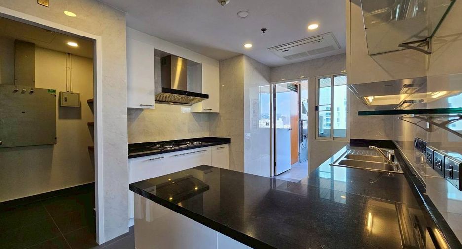 For rent 3 bedrooms condo in Khlong Toei, Bangkok