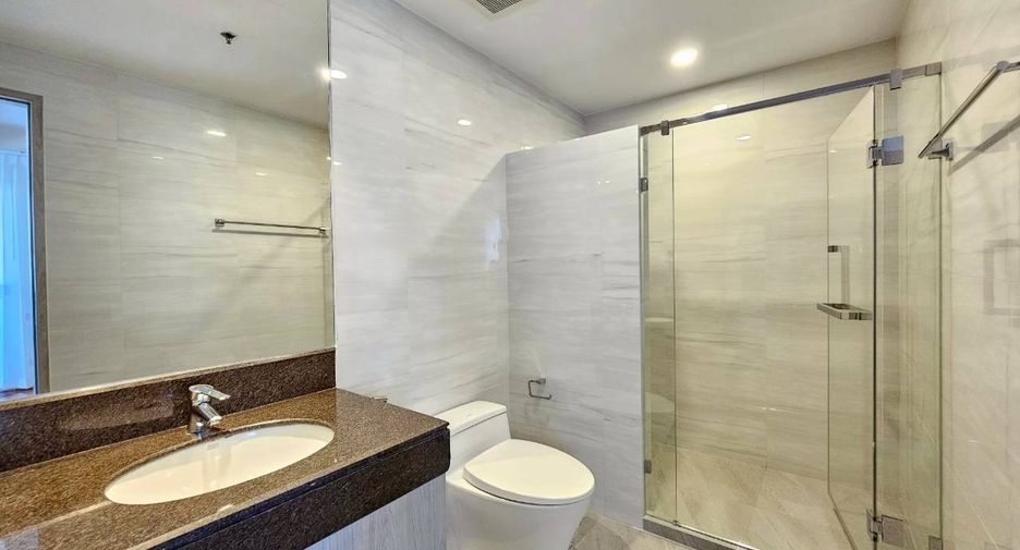 For rent 3 bedrooms condo in Khlong Toei, Bangkok