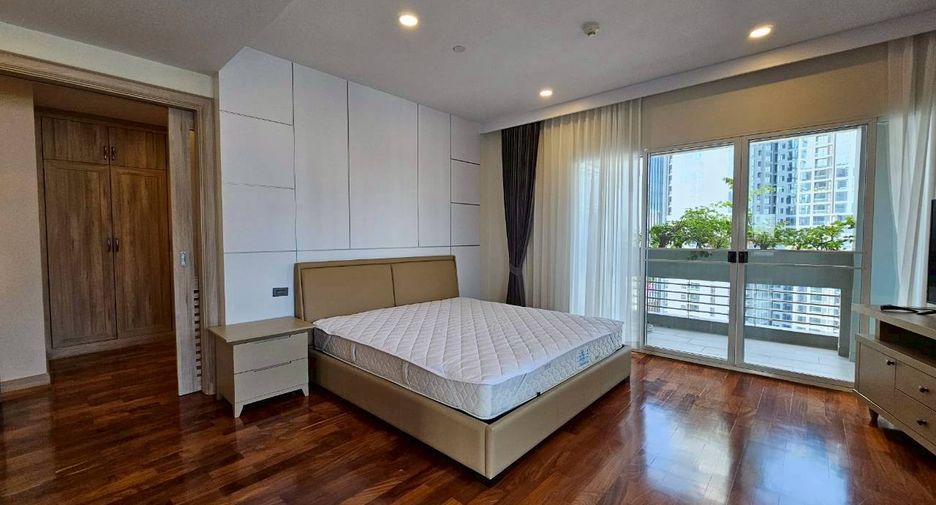 For rent 3 bedrooms condo in Khlong Toei, Bangkok