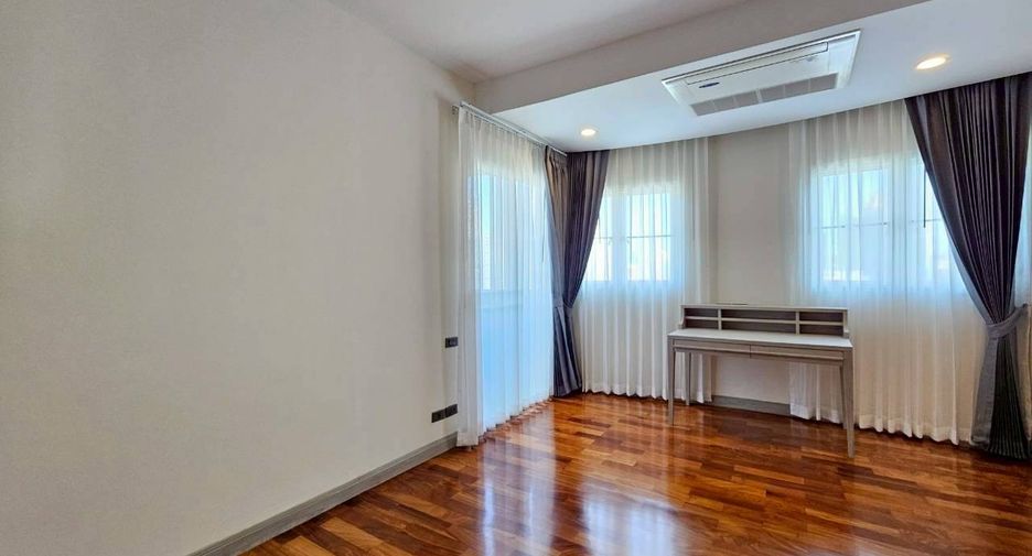For rent 3 bedrooms condo in Khlong Toei, Bangkok