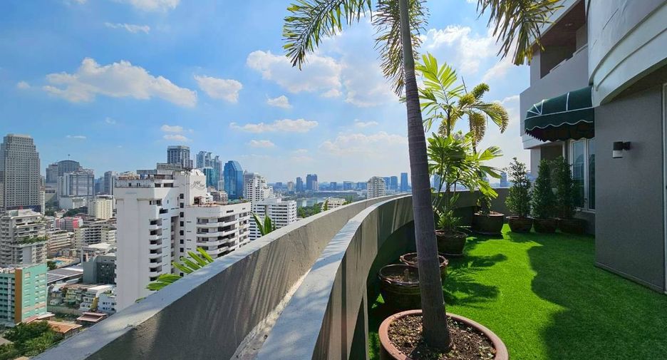 For rent 3 bedrooms condo in Khlong Toei, Bangkok