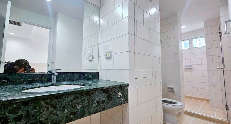 Condo en alquiler de 3 habitaciones en Khlong Toei, Bangkok