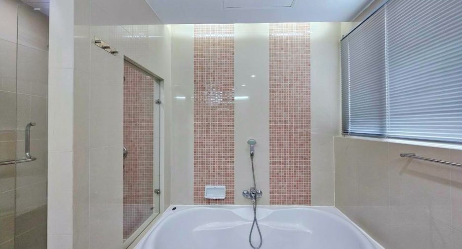 Condo en alquiler de 3 habitaciones en Khlong Toei, Bangkok