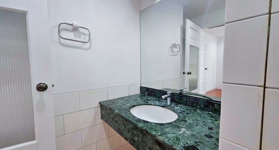Condo en alquiler de 3 habitaciones en Khlong Toei, Bangkok