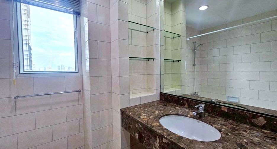 Condo en alquiler de 3 habitaciones en Khlong Toei, Bangkok