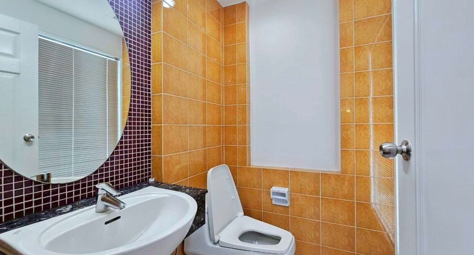 Condo en alquiler de 3 habitaciones en Khlong Toei, Bangkok